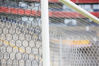 Fotbalová branková síť 7,5x2,5x2x2m 3,5 mm, diváci x TV kamery, bílá/černá